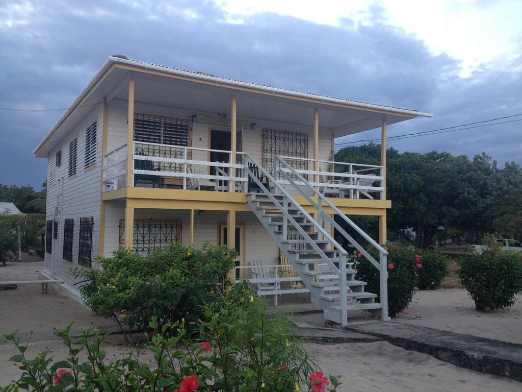 Lydia'S Guesthouse Placencia 외부 사진