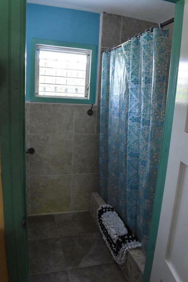 Lydia'S Guesthouse Placencia 외부 사진