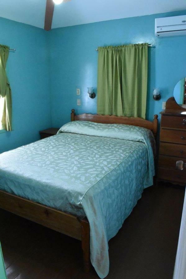 Lydia'S Guesthouse Placencia 외부 사진