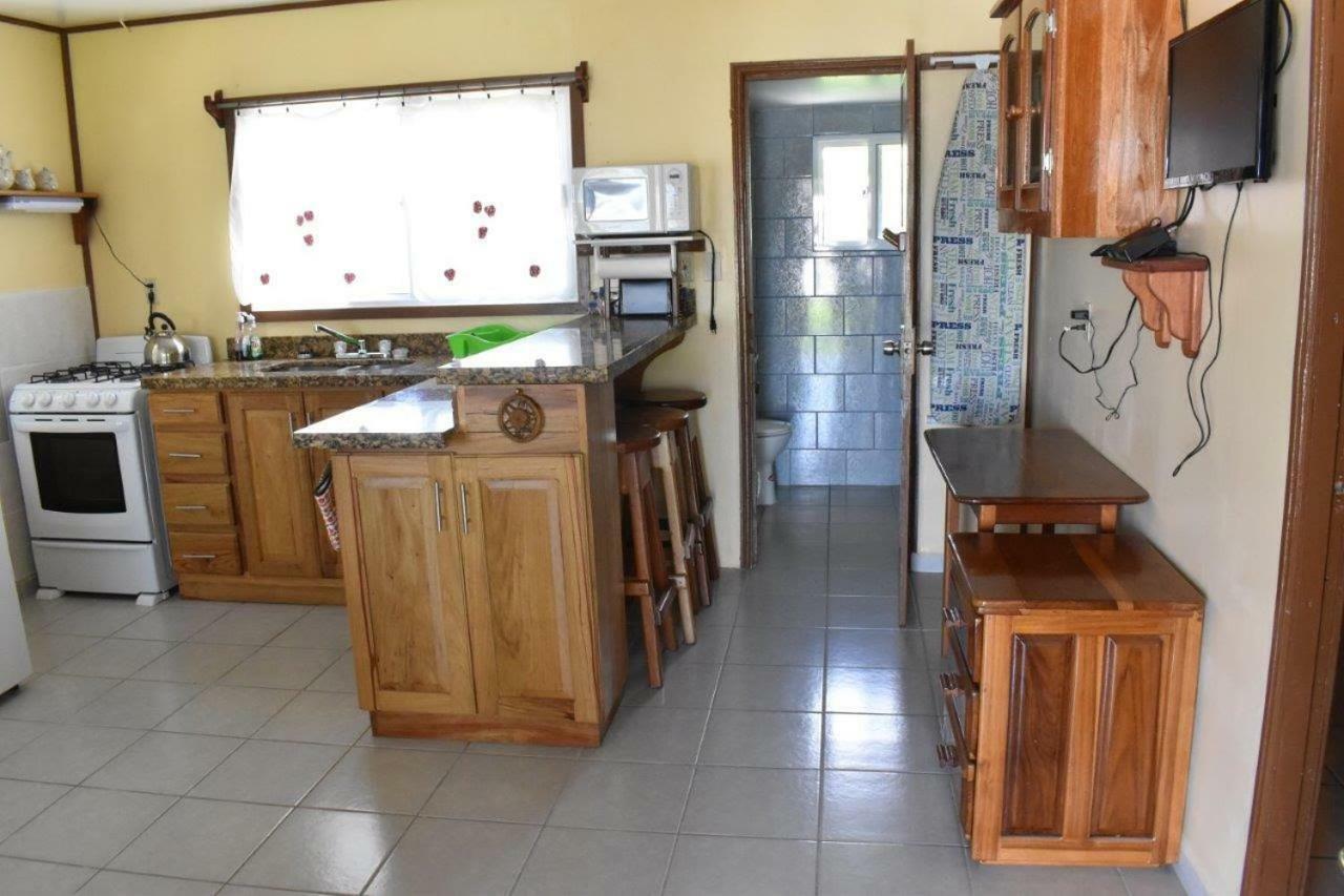 Lydia'S Guesthouse Placencia 외부 사진