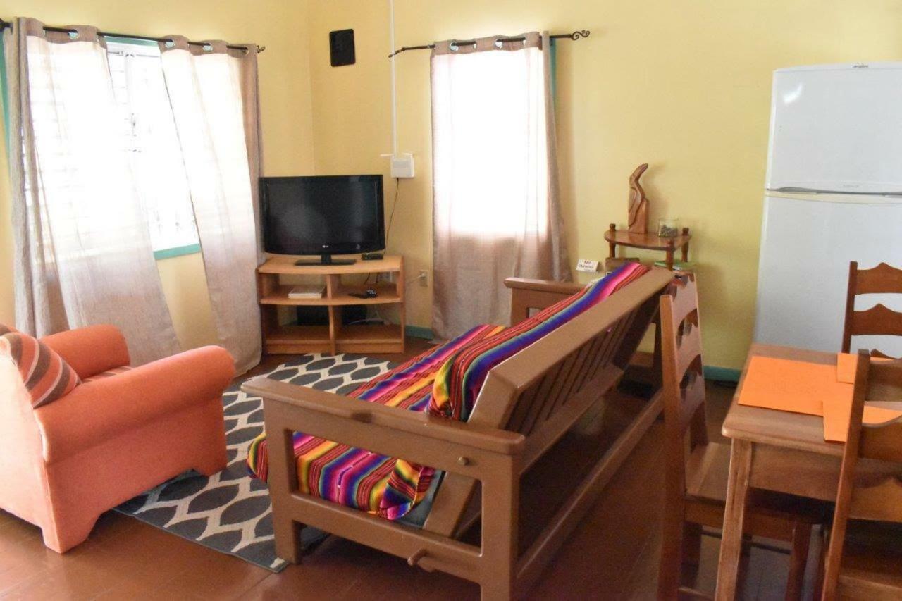 Lydia'S Guesthouse Placencia 외부 사진